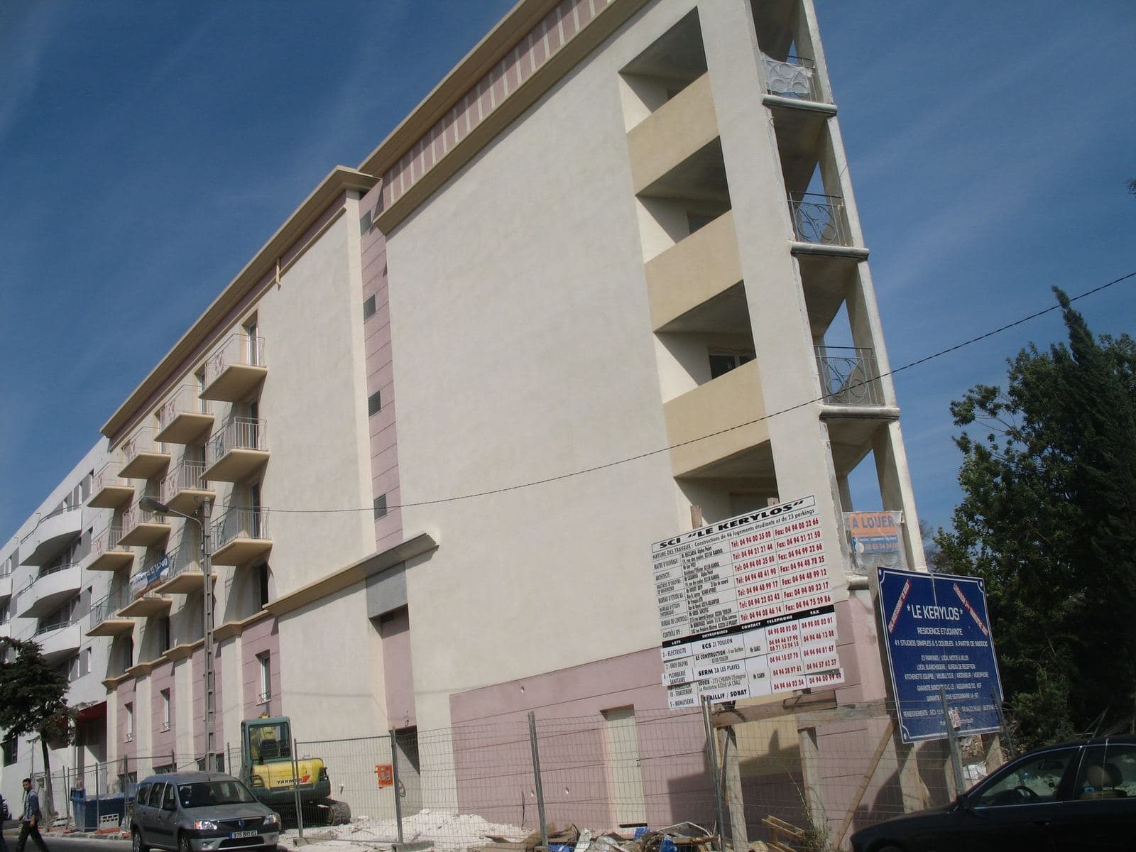 Vue de rue du chantier du Kérylos et de son panneau de chantier